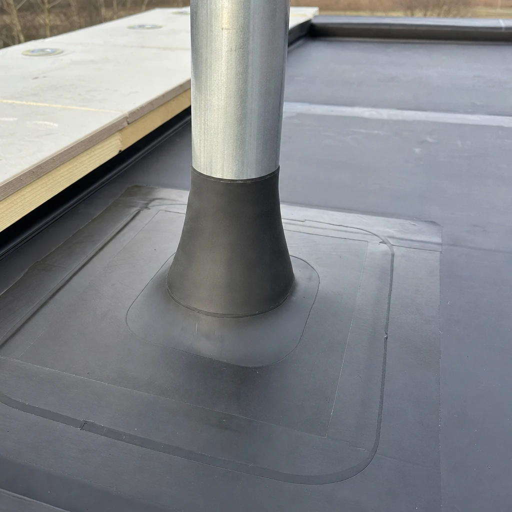 Vorgefertigte EPDM-Detailmanschette auf Flachdach mit sauberer Verklebung