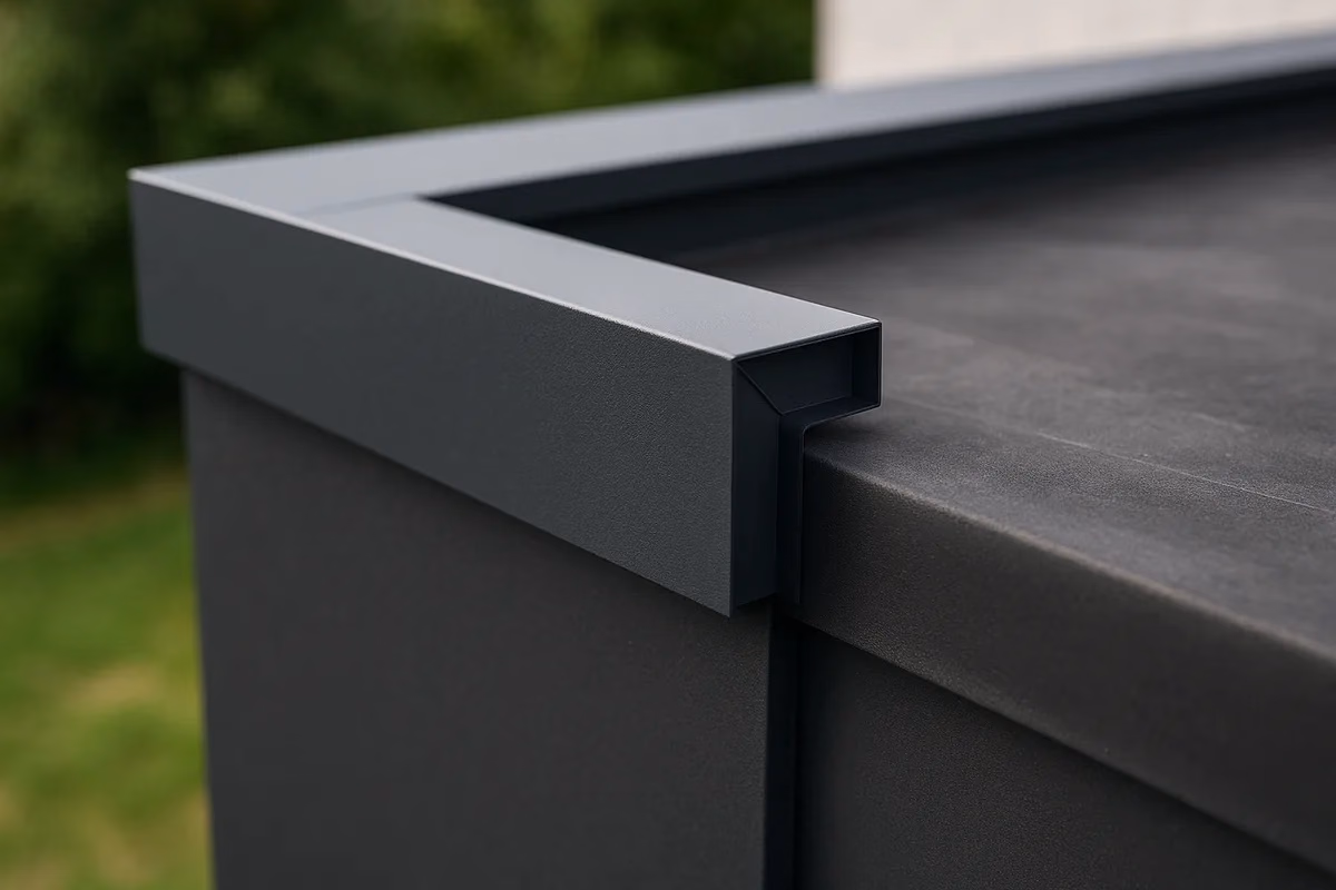 Eckdetail eines Klick-Dachrandprofils am Flachdach