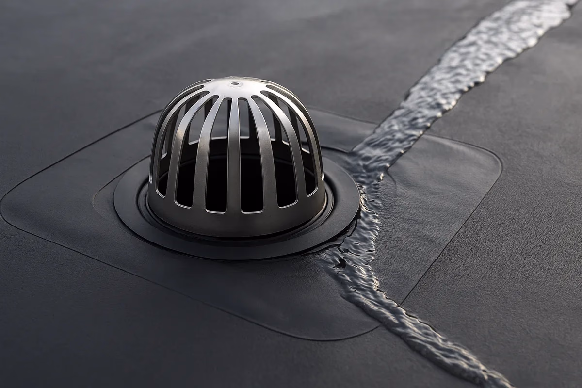 EPDM Entwässerung: eingeklebter Dachgully in schwarzer EPDM-Dachbahn