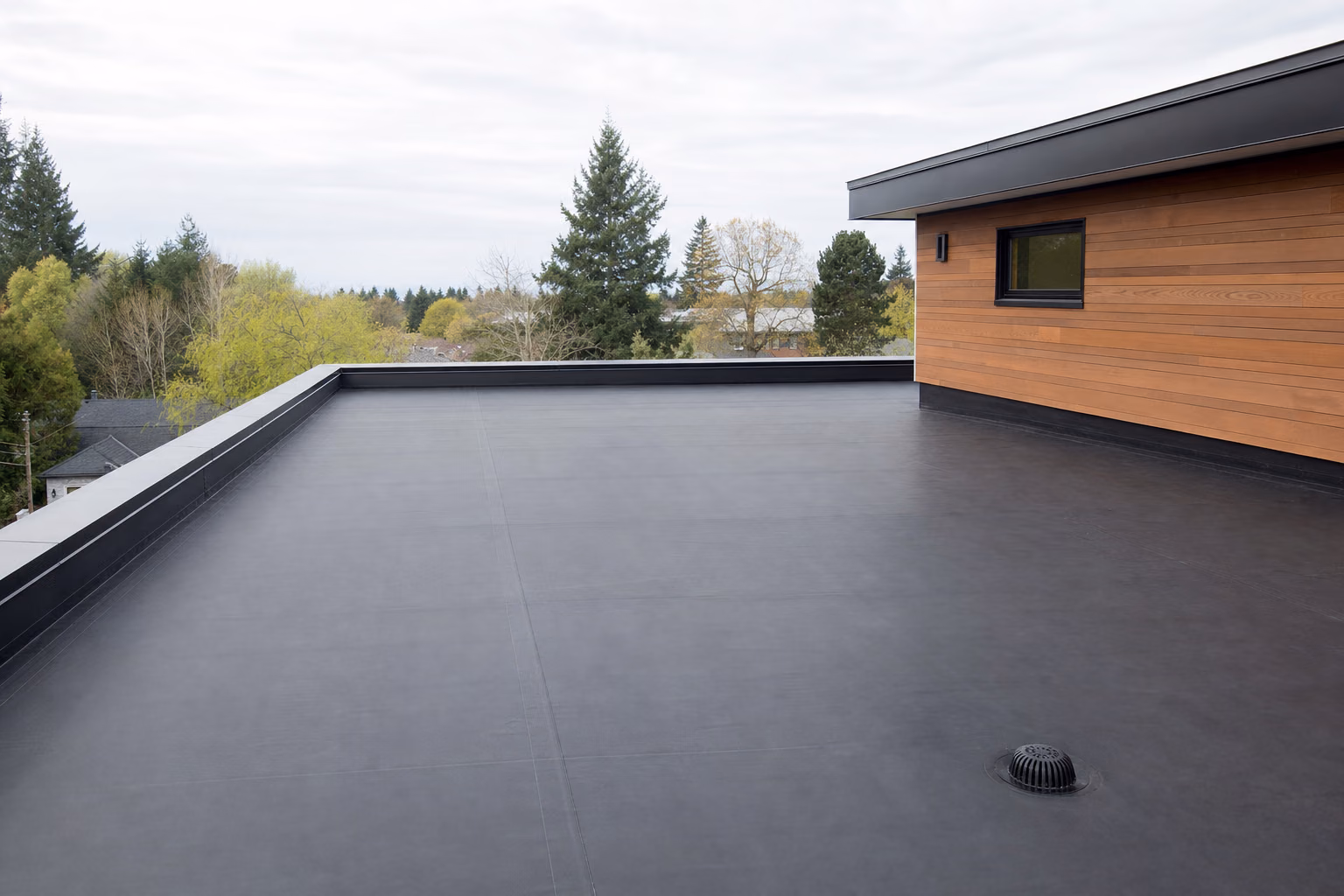 Flachdach mit EPDM abdichten – worauf es ankommt